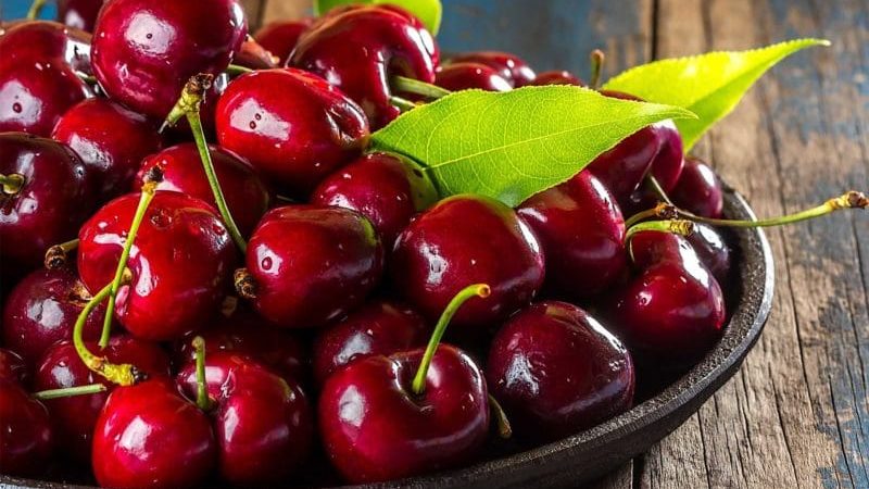 What are the benefits of cherries for a woman’s body?