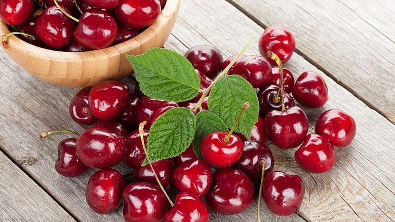 What are the benefits of cherries for a woman’s body?