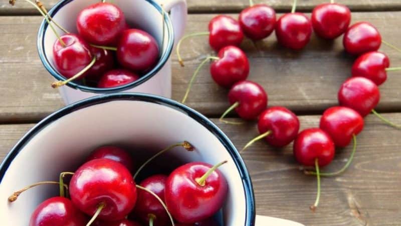 What are the benefits of cherries for a woman’s body?