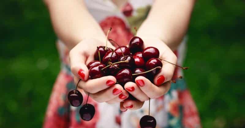 What are the benefits of cherries for a woman’s body?