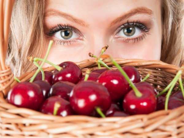 What are the benefits of cherries for a woman’s body?