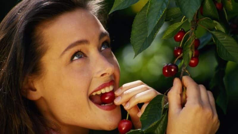What are the benefits of cherries for a woman’s body?