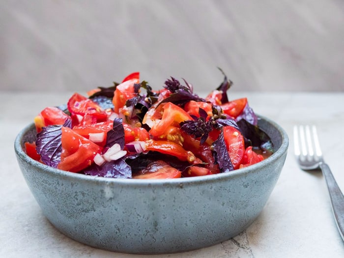 The difference between green and purple basil: benefits and harms, properties, applications