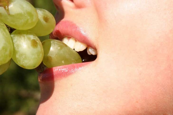 How many calories do grapes have and how are they good for health?