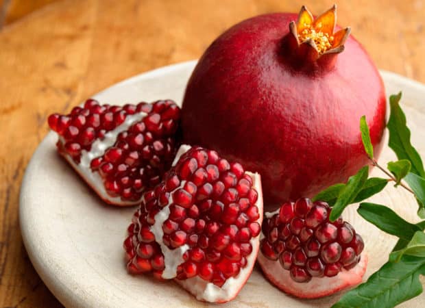 What are the benefits of pomegranate with seeds and how many calories does it contain?