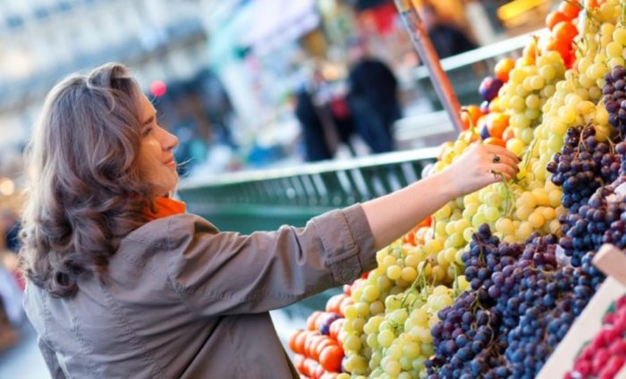 How many calories do grapes have and how are they good for health?