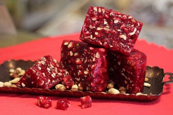 What are the benefits of pomegranate with seeds and how many calories does it contain?