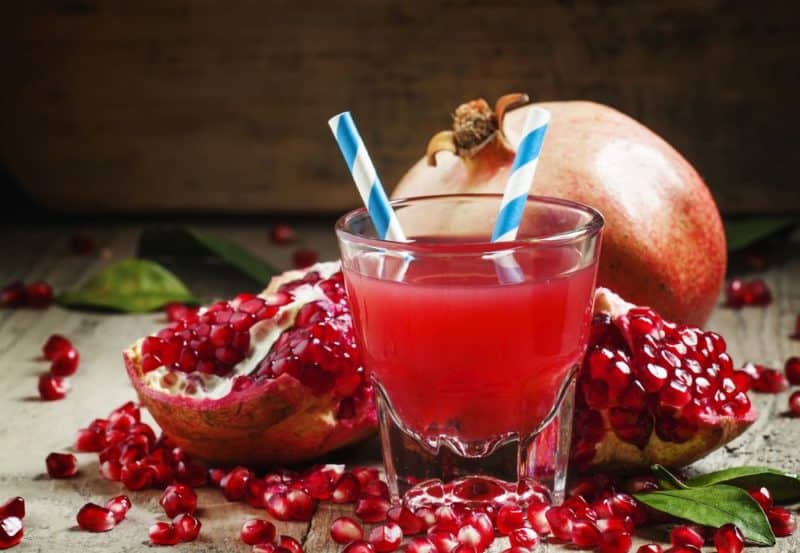 What are the benefits of pomegranate with seeds and how many calories does it contain?