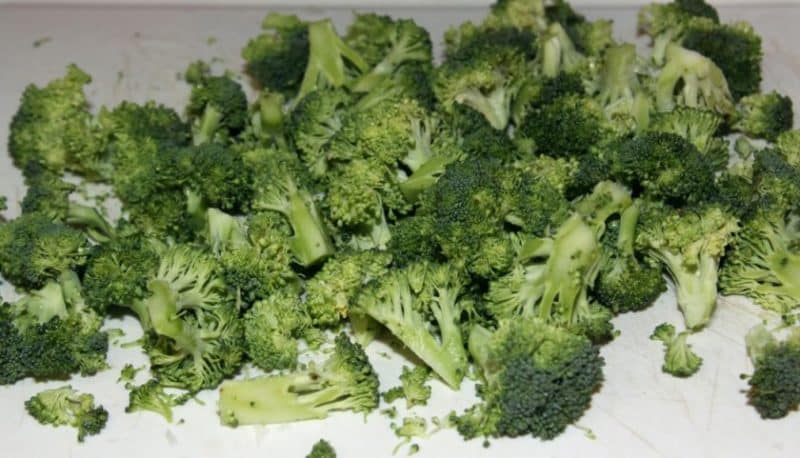 A selection of recipes from experienced housewives: how to pickle broccoli simply and tasty