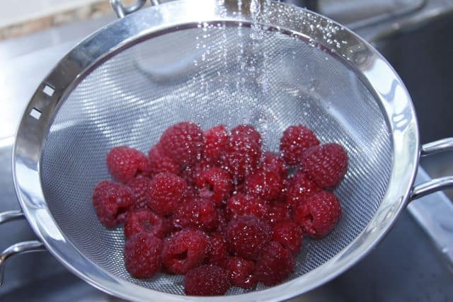 Finding out whether you need to wash raspberries before freezing and preparing the berries correctly