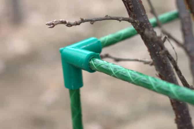 Why do you need supports for currants and how to make them yourself