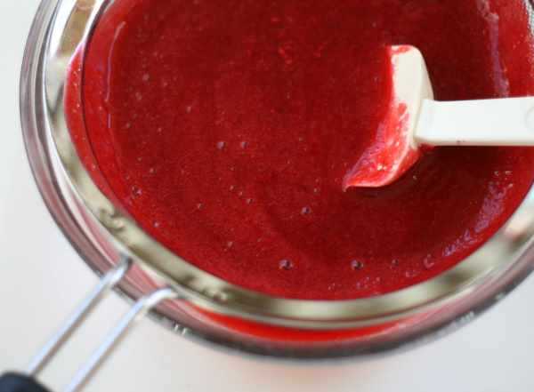 Finding out whether you need to wash raspberries before freezing and preparing the berries correctly
