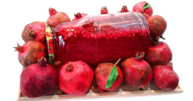 What are the benefits of pomegranate with seeds and how many calories does it contain?