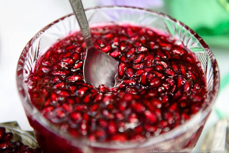 What are the benefits of pomegranate with seeds and how many calories does it contain?