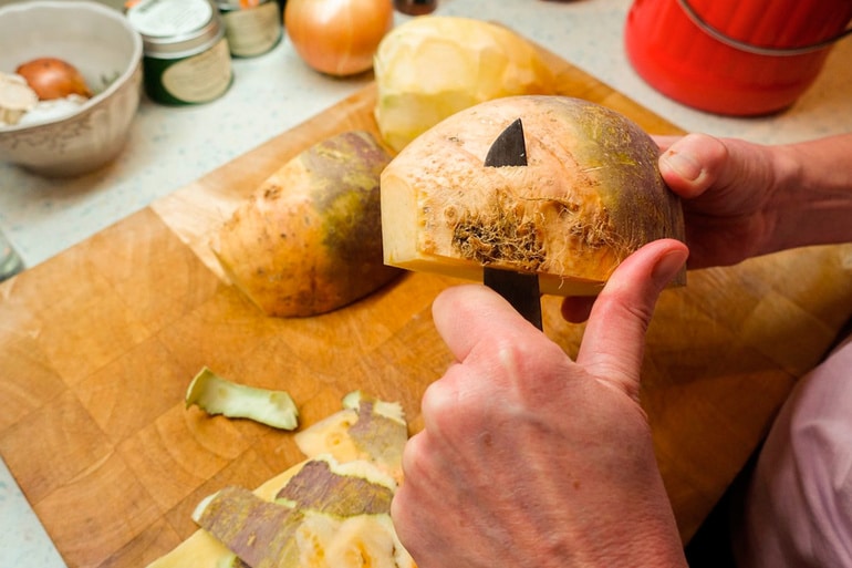 How and with what to eat turnips, and what does it taste and smell like?