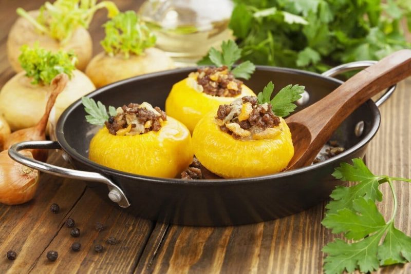 How and with what to eat turnips, and what does it taste and smell like?