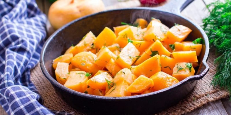 How and with what to eat turnips, and what does it taste and smell like?