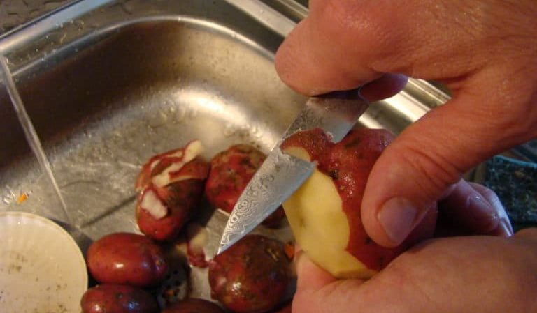 What are potatoes shy about: why do they turn pink when peeled?