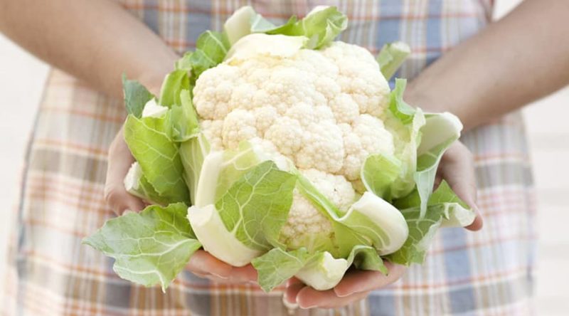 Is it possible to eat cauliflower raw and for whom is it contraindicated?