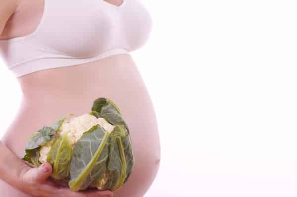 Is it possible to eat cauliflower raw and for whom is it contraindicated?