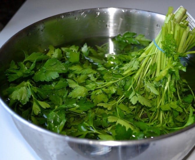 Does parsley decoction help with delayed menstruation and how to use it correctly