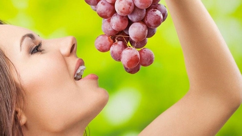 The harm and benefits of grapes for a woman’s body