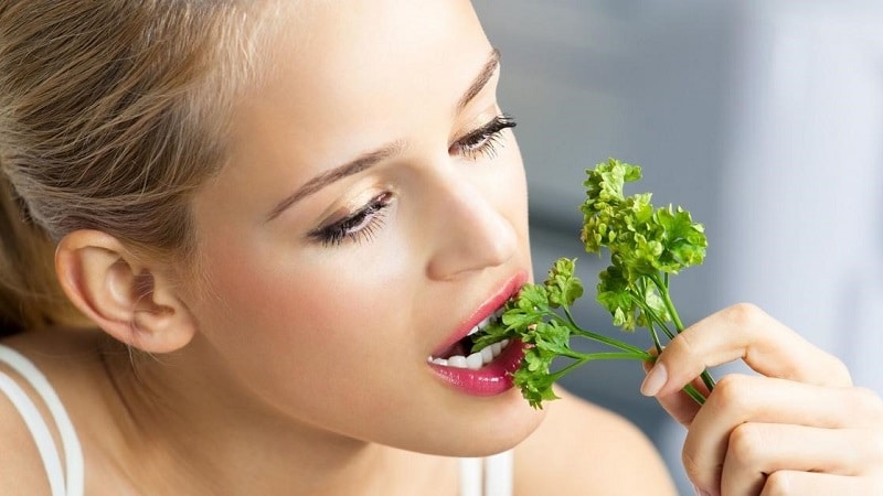 Is it possible to eat parsley while breastfeeding?