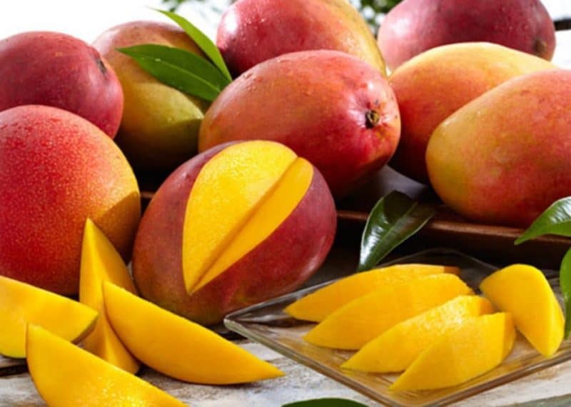 what does a mango look like
