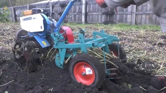 Model of potato digger KKM 1 for walk-behind tractor